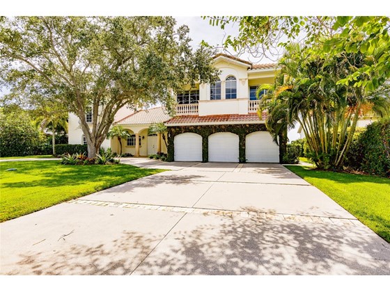 Single Family Home for sale at 404 S Shore Dr, Sarasota, FL 34234 - MLS Number is A4509990