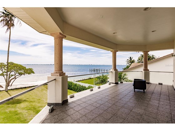 Single Family Home for sale at 404 S Shore Dr, Sarasota, FL 34234 - MLS Number is A4509990